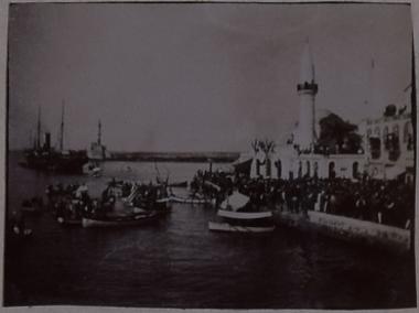 Η άφιξη του Ύπατου Αρμοστή Κρήτης Αλέξανδρου Ζαΐμη στο λιμάνι των Χανίων