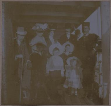 Ο Αλέξανδρος Ρίζος Ραγκαβής και η σύζυγός του, Πηνελόπη, με φιλική συντροφιά στο καράβι -πιθανότατα κατά την άφιξή τους στην Κρήτη