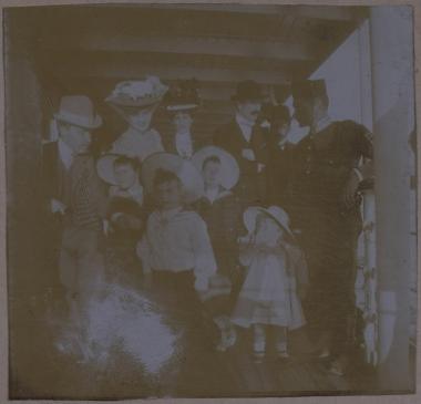 Ο Αλέξανδρος Ρίζος Ραγκαβής και η σύζυγός του, Πηνελόπη, με φιλική συντροφιά στο καράβι -πιθανότατα κατά την άφιξή τους στην Κρήτη