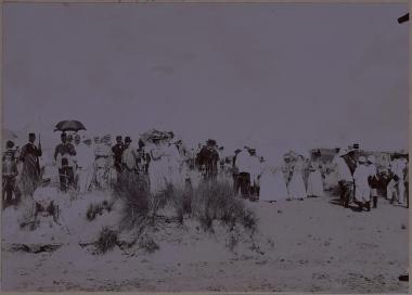 Θεατές στην παρέλαση της Κρητικής Πολιτοφυλακής προ του Ύπατου Αρμοστή Κρήτης Αλέξανδρο Ζαΐμη