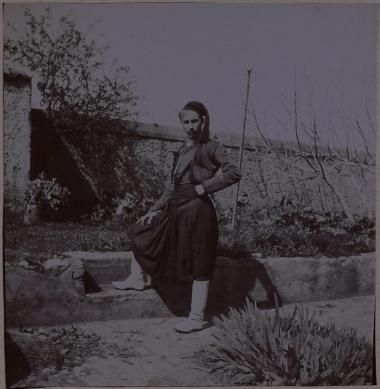 Ο Αλέξανδρος Ρίζος Ραγκαβής με κρητική φορεσιά