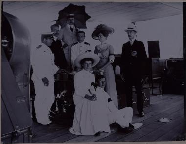 Ο Αλέξανδρος Ρίζος Ραγκαβής με τη σύζυγό του, Πηνελόπη και φιλική συντροφιά σε καράβι