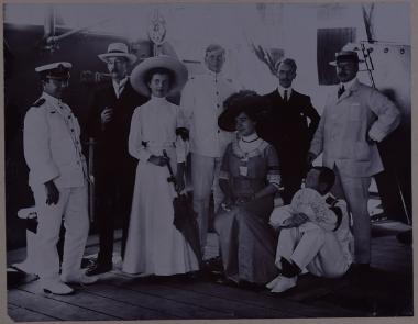 Ο Αλέξανδρος Ρίζος Ραγκαβής με τη σύζυγό του, Πηνελόπη και φιλική συντροφιά σε καράβι