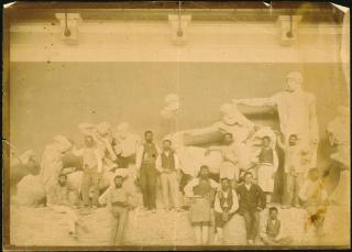 Ομάδα ανδρών μπροστά στο αέτωνα του ναού του Απόλλωνα στην Ολυμπία