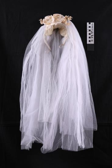 Πέπλο με στεφάνι - στεφάνι νυφικό κεφαλής με διακοσμητικά υφασμάτινα άνθη και πέπλο από τούλι λευκό