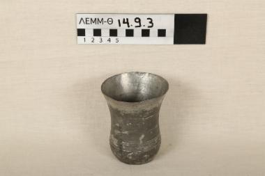 Ποτήρι - ποτήρι μεταλλικό με δύο σφραγίδες (πιθανόν αραβικής γραφής) στην εξωτερική του επιφάνεια