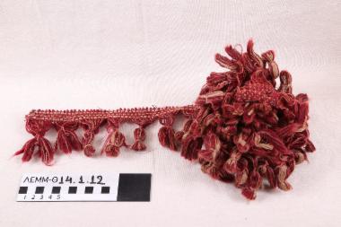 Δαντέλα - δαντέλα με κρόσσια από μπεζ και μπορντώ κλωστή. Χρησιμοποιήθηκε ως γύρος σε τραπεζομάντηλο