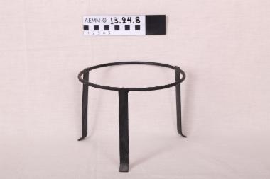 Βάση - βάση μεταλλική κυκλική με τρία πόδια, για την τοποθέτηση μαγειρικού σκεύους σε φωτιά