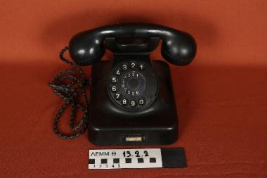Τηλεφωνική συσκευή - τηλεφωνική συσκευή ηλεκτρική αναλογική με δίσκο επιλογής αριθμού από βακελίτη μαύρο, μάρκας 