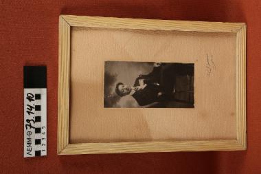 Φωτογραφία σε κορνίζα - φωτογραφία ασπρόμαυρη που έχει ληφθεί από τον Fred Boissonnas, σε κορνίζα επιτοίχια. Προσωπογραφία του Jules Abbott
