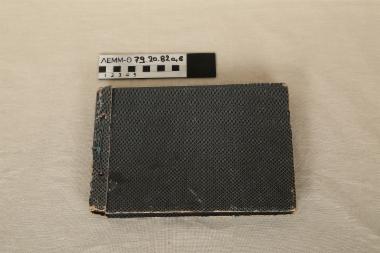 Άλμπουμ φωτογραφικό - άλμπουμ φωτογραφικό με εξώφυλλο από χαρτόνι μαύρο με μπλε ρόμβους και δέσιμο με κορδόνι. Περιέχει 70 φωτογραφίες