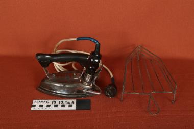 Σίδερο σιδερώματος με βάση - σίδερο σιδερώματος ηλεκτρικό με καλώδιο και μεταλλική βάση, δεκαετίας 1960