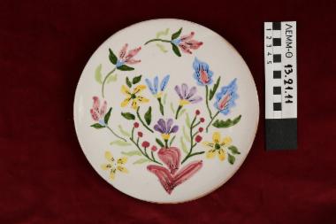 Πιάτο - πιάτο κεραμικό εφυαλωμένο με γραπτό φυτικό διάκοσμο, του Αβραάμ Αβραμίδη