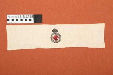 Περιβραχιόνιο - περιβραχιόνιο βαμβακερό, χρώματος εκρού με κεντημένο έμβλημα του Πατριωτικού Συνδέσμου των Ελληνίδων