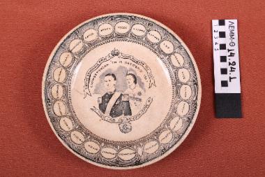 Πιάτο - πιάτο πορσελάνινο εφυαλωμένο με απεικόνιση του βασιλικού ζεύγους (Γεώργιο Α' και Όλγα)