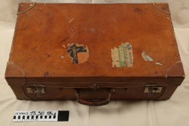 Βαλίτσα - βαλίτσα ταξιδιωτική δερμάτινη χρώματος καφέ με εσωτερικό οριζόντιο διαχωριστικό και μικρό μεταλλικό κλειδί