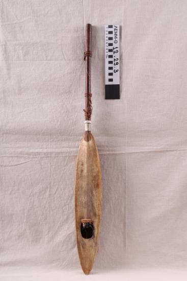 Μουσικό όργανο - μουσικό όργανο χειροποίητο επτάχορδο με ξύλινο μακρόστενο σκάφος με 