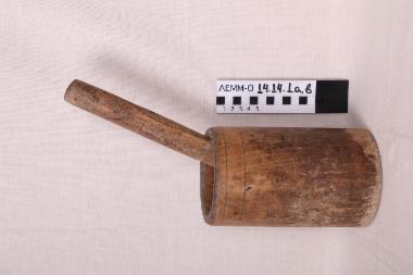 Γουδί με γουδοχέρι - γουδί με γουδοχέρι ξύλινο, με διακόσμηση τριών παράλληλων περιμετρικών ζωνών με εγχάρακτα όρια