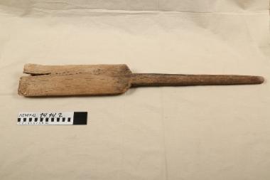 Κόπανος - κόπανος ξύλινος με τμήμα κρούσης ορθογώνιο παραλληλόγραμμο, επίπεδο από τη μια πλευρά και από την άλλη με δύο κεκλιμένα επίπεδα που τέμνονται στη μέση. Ενιαία λαβή κυλινδρική