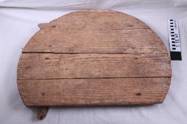 Πλασταριά - πλασταριά ξύλινη στρογγυλή επίπεδη, από την οποία σώζονται τέσσερα σανίδια ενωνένα με ένα δοκάρι κάθετα καρφωμένο με πρόκες