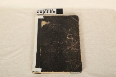 Βιβλίο χειρόγραφο - βιβλίο χειρόγραφο του χοροδιδασκάλου Στάθη Μεταλλινού με υποδείγματα ελληνικών παραδοσιακών χορών με παρτιτούρες για κάθε τραγούδι, παρατηρήσεις, σχέδια των βημάτων, στίχους. Περιλαμβάνει και τραγούδια τραπεζιού