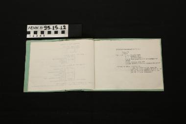 Τετράδιο - τετράδιο αυτοσχέδιο με εξώφυλλο από χαρτόνι πράσινο, με συρραφή στο πλάι. Περικλείει δακτυλογραφημένες περιγραφές ελληνικών χορών στην αγγλική γλώσσα με σημειώσεις ρυθμολογίας και βημάτων