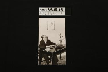 Φωτογραφία - φωτογραφία ασπρόμαυρη που απεικονίζει ηλικιωμένο άνδρα που κάθεται σε γραφείο