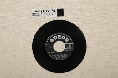 Δίσκος βινυλίου - δίσκος βινυλίου 45 στροφών της ODEON, με δύο τραγούδια του Στέλιου Καζαντζίδη και του Στέφανου Βαρτάνη. Βρίσκεται σε θήκη νάυλον