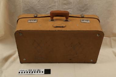 Βαλίτσα - βαλίτσα ταξιδιωτική από δερματίνη χρώματος καφέ, με δύο κλιπς κουμπώματος μεταλλικά και μία χειρολαβή πλαστική στην επάνω στενή πλευρά