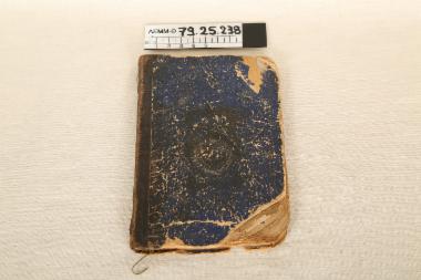 Βιβλίο - βιβλίο με σκληρό εξώφυλλο μπλε και δερμάτινη ράχη που φέρει τίτλο 