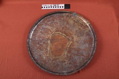 Σινί - σκεύος χάλκινο σφυρήλατο, κυκλικό επίπεδο, με χαμηλό χείλος και εγχάρακτο διάκοσμο δύο μοτίβων εναλλάξ (