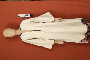 Πουκάμισο - πουκάμισο γυναικείο βαμβακερό υφαντό υπόλευκο, μακρύ, με μανίκια, κάθετο μπροστινό άνοιγμα στο κέντρο και κέντημα στον ποδόγυρο με μάλλινες κλωστές με μοτίβα ρόμβων, πυραμίδων και ανθρωπόμορφα