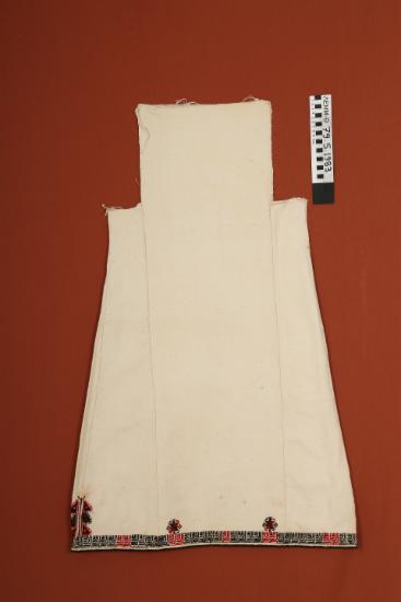 Πουκάμισο - πουκάμισο γυναικείο βαμβακερό υφαντό υπόλευκο, μακρύ, χωρίς μανίκια, κόψιμο για τη λαιμόκοψη και κέντημα στον ποδόγυρο με μάλλινες κλωστές με μοτίβα ρόμβων, δενδροειδή και μορφής σκαθαριού