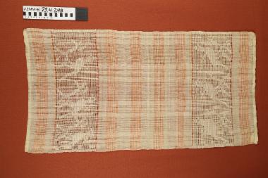 Τσεβρές - τσεβρές μεταξωτός μπεζ με σομόν ρίγες, μακρόστενος, διακοσμημένος στις δύο άκρες με κεντημα αργαλειού, που απεικονίζει τρία πουλιά σε κλωνάρια