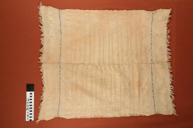 Πετσέτα - πετσέτα βαμβακομέταξη υφαντή μπεζ, που αποτελείται από δύο φύλλα ενωμένα κατά μήκος και διακοσμείται στα άκρα κατά πλάτος από δύο ενυφασμένες ρίγες κεντήματος με γκρι βαμβακερό νήμα