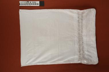 Πετσέτα - πετσέτα βαμβακερή από χασέ λευκό, με δαντέλα μηχανής λευκή περιμετρικά και δύο ζώνες πλεκτές λευκές στα άκρα