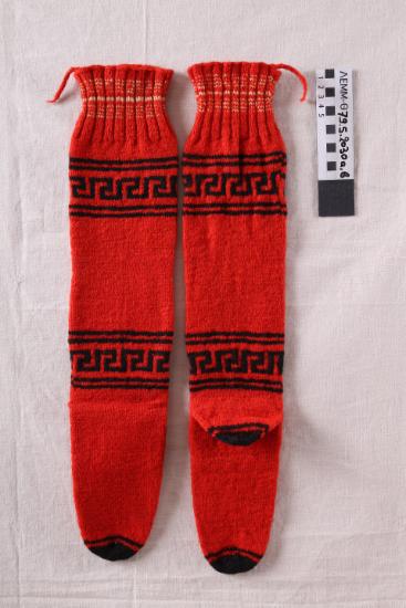 Κάλτσες (ζεύγος) - κάλτσες μάλλινες πλεκτές κόκκινες, με δύο μπορντούρες περιμετρικές με μαίανδρο μαύρο και οριζόντιες ρίγες από βαμβακερό εκρού νήμα στο λάστιχο
