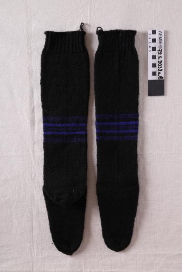 Κάλτσες (ζεύγος) - κάλτσες μάλλινες πλεκτές μαύρες, με δέκα οριζόντιες παράλληλες ρίγες μπλε στο μέσον του κορμού