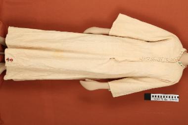Πουκάμισο - πουκάμισο γυναικείο βαμβακερό υφαντό σγουρό, υπόλευκο, μακρύ, με μανίκια, κάθετο μπροστινό άνοιγμα στο κέντρο με επίρραπτη διακόσμηση από χάντρες και κέντημα στον ποδόγυρο με μάλλινες κλωστές με μοτίβα ρόμβοειδή πολύχρωμα