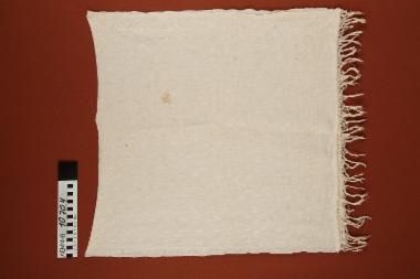 Πετσέτα - μεταξοβάμβακη, υφαντή πετσέτα σε κρεμ χρώμα με κρόσσια στα στενά άκρα