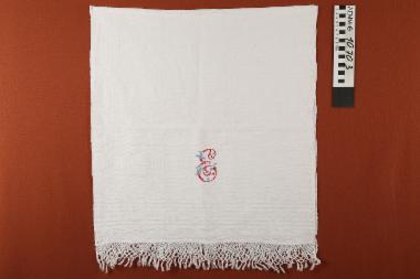 Πετσέτα - υφαντή πετσέτα, από λευκό βαμβακερό ύφασμα με κρόσσια και κεντημένο μονόγραμμα 