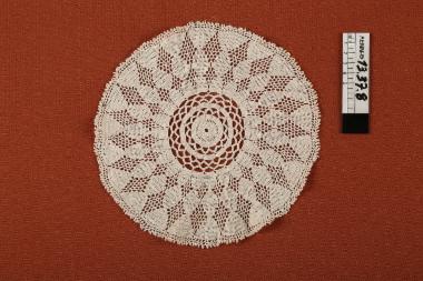 Δαντέλα - δαντέλα σε ανοιχτό μπεζ χρώμα, με ρόμβους περιμετρικά και στη μέση μαργαρίτα (για δίσκο σερβιρίσματος)