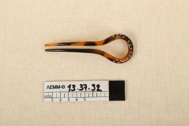 Φουρκέτα - πλαστική φουρκέτα σε καφέ χρώμα με λευκά στρασάκια