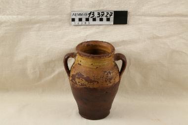 Στάμνα - μικρή, πύλινη στάμνα με ίχνη από κίτρινο χρώμα