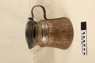 Τσουκάλι - μεταλλικό γκιούμι με λαβή στο πλάι