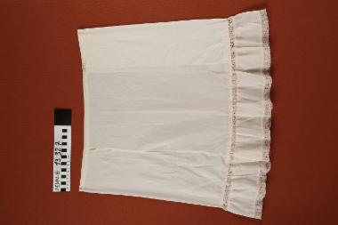 Μεσόφουστα - μεσόφουστα σε ροζ-εκρού χρώμα με επίρραπτη δαντέλα στο τελείωμα, 1962