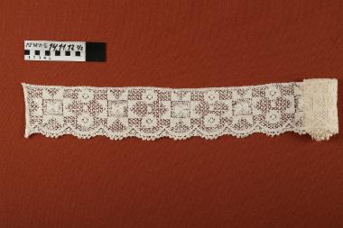 Τμήματα δαντέλας - εκρού τμήματα δαντέλας, ένα μικρό και ένα μεγαλύτερο,αγορασμένες από την Αμερική