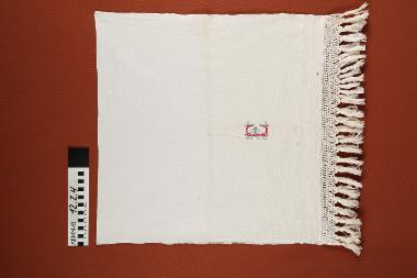 Πετσέτα - υφαντή πετσέτα σε λευκό χρώμα, με κόκκινο και μπλε κεντημένο μονόγραμμα 