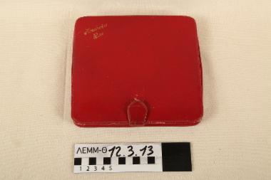 Μαντηλοθήκη - δερμάτινη μαντηλοθήκη σε κόκκινο χρώμα, με επιγραφή 