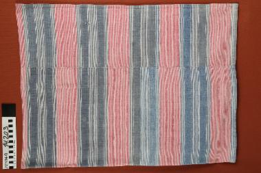 Στρωματόπανο (τμήμα) - βαμβακερό, ριγέ στρωματόπανο σε κόκκινο και μπλε χρώμα από το Κλειδί Φλώρινας, δεκαετίας 1950-60